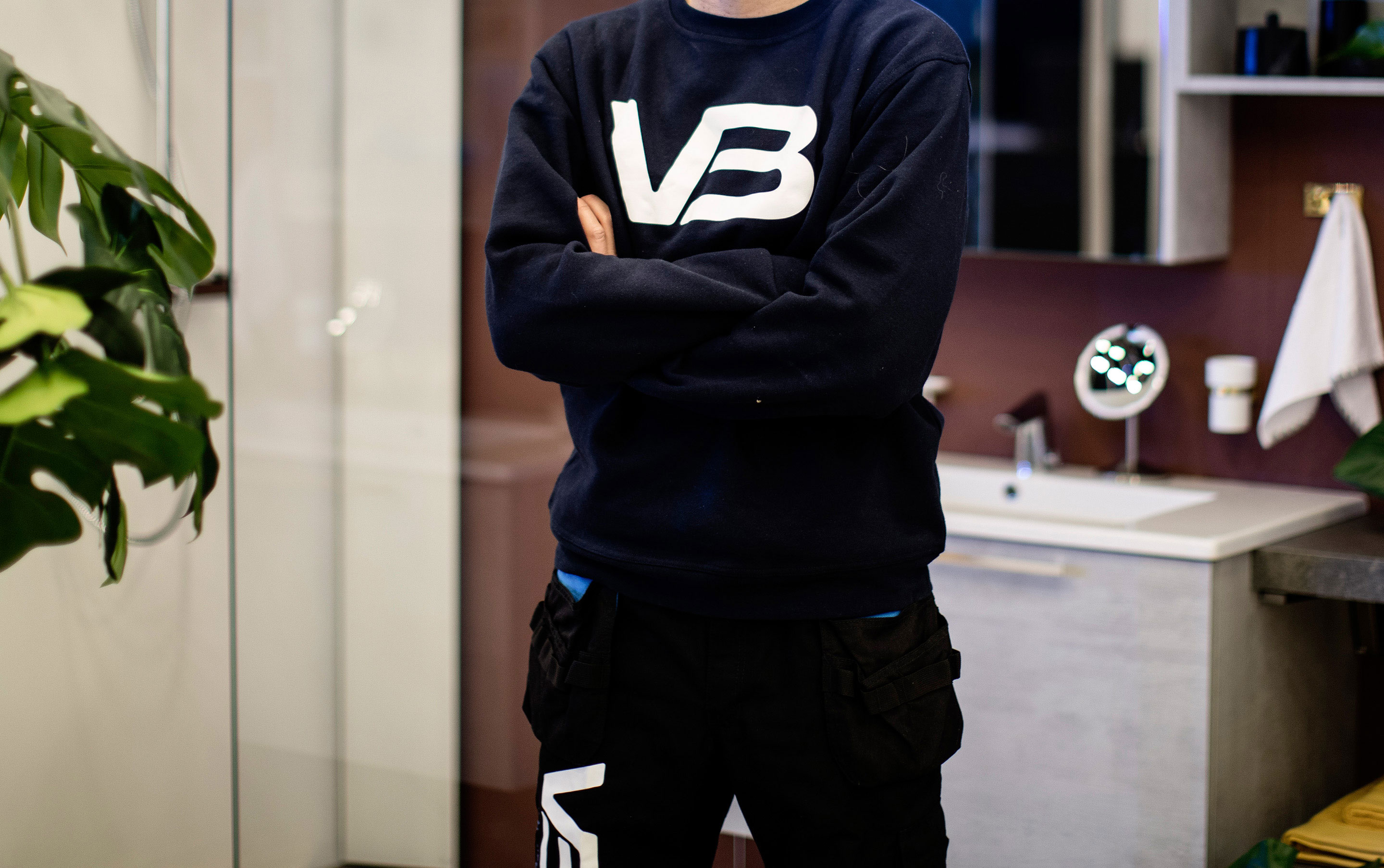 VB-rørlegger i genser med logo på